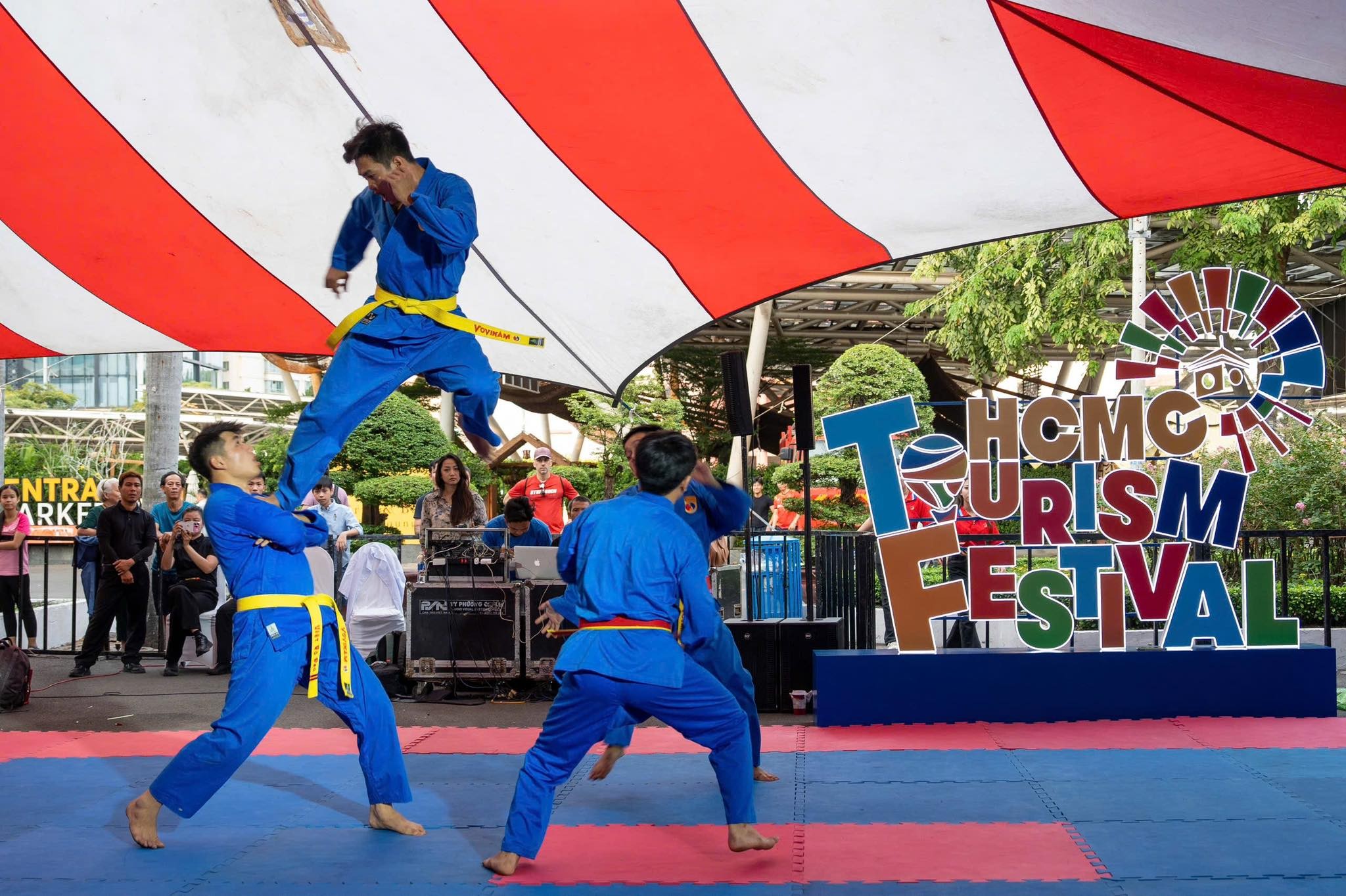 Có thể là hình ảnh về 8 người và văn bản