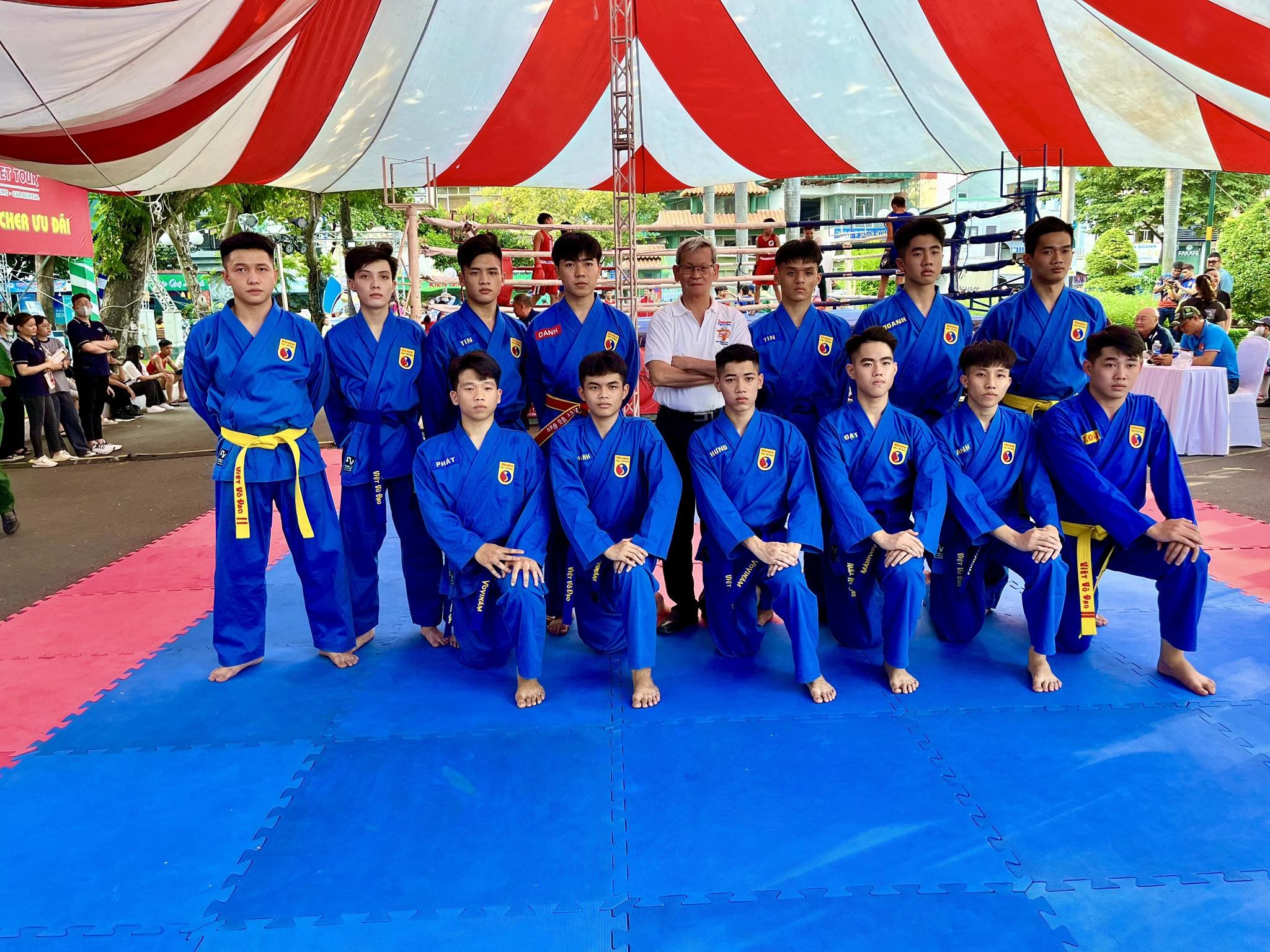 Có thể là hình ảnh về 16 người, đang trình diễn võ thuật và văn bản