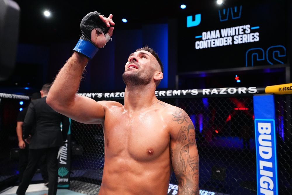 Dana White an ủi và trao hợp đồng cho Hecher Sosa sau trận đấu.