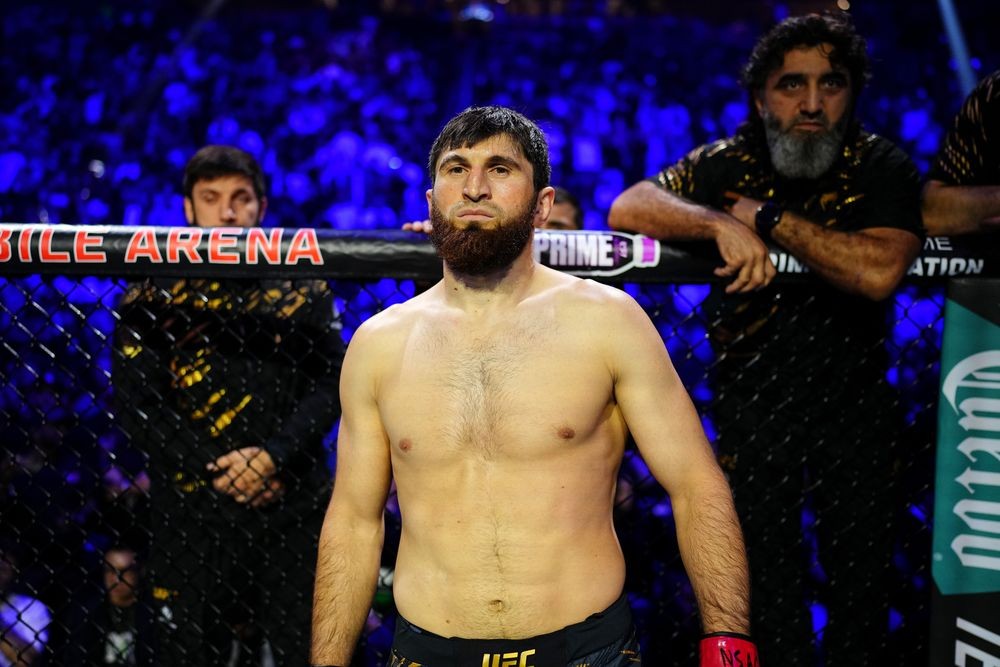 Magomed Ankalaev (trái) và Alex Pereira (phải) trong trận tái đấu tại UFC 320