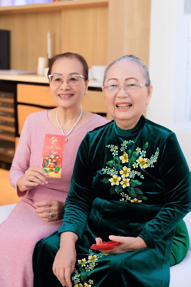 Mẹ ruột của Khánh Thi chụp ảnh với bà thông gia.