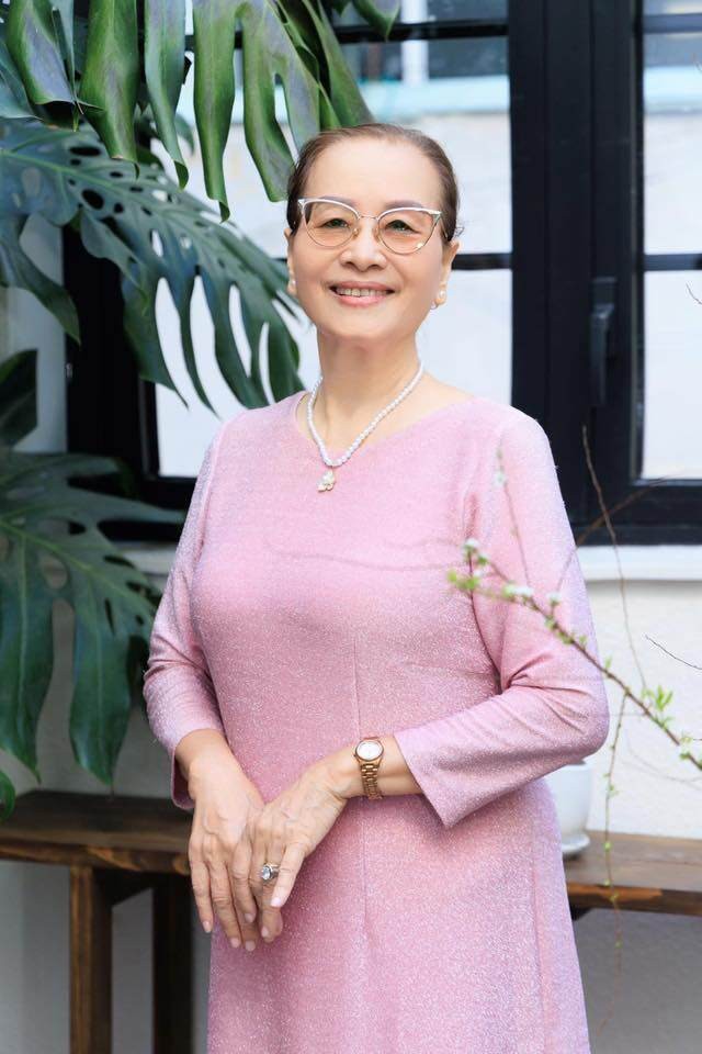 Bà từng là hoa khôi trong làng, sau đó làm văn công trong quân đội.