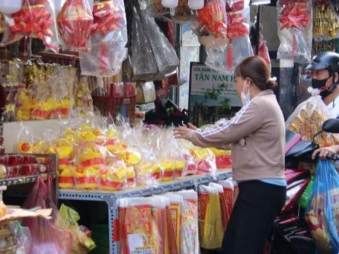 Rực sắc bánh 'tài lộc' ở chợ người Hoa TPHCM ngày vía Thần Tài