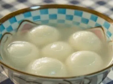 Một chiếc xe tăng của thủy quân lục chiến Mỹ băng qua bãi biển Red Beach vào ngày 16/7 [sửa]