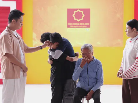 Huỳnh Lập, Lê Nhân và Puka đau lòng trước cậu bé mồ côi cha, mẹ bỏ đi phải sống nương tựa ông bà già yếu