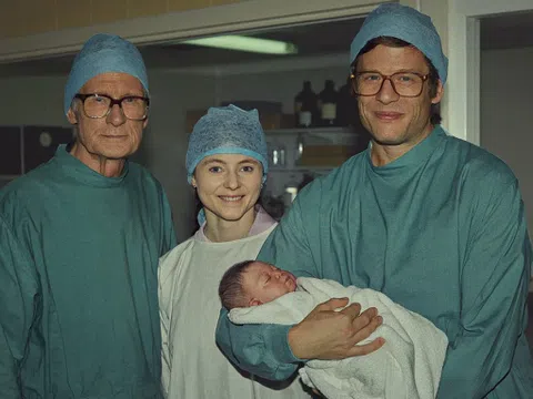 Cuộc sống của em bé ống nghiệm đầu tiên trên thế giới 3