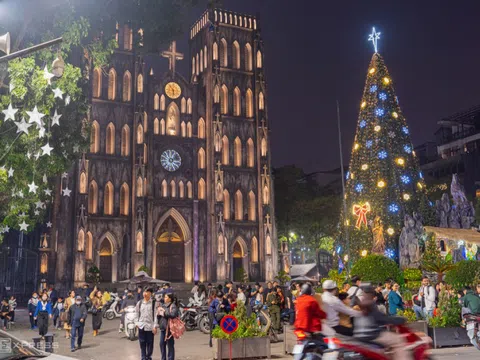 Phố phường Hà Nội tràn ngập sắc màu Giáng sinh