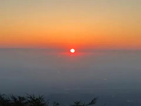 Thuê thanh niên khỏe mạnh leo núi cùng ở Trung Quốc