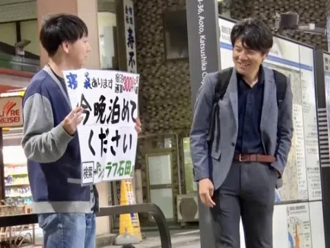 Bị chỉ trích vì xin ngủ nhờ nhà người lạ suốt 5 năm đi du lịch