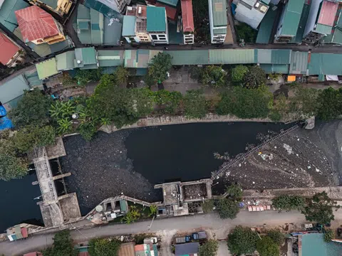 Nhiều dòng sông ở Hà Nội 'nín thở chờ cứu'